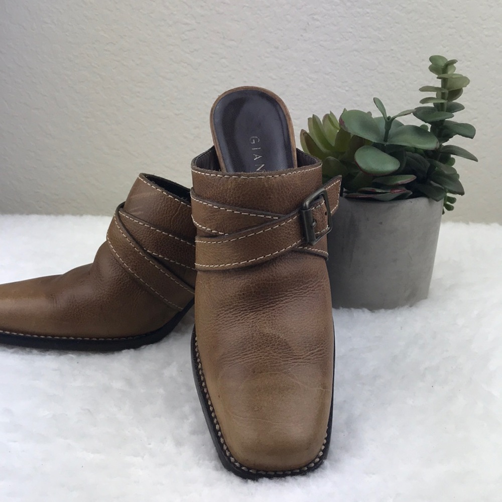 Gianni Bini Distresses Tan Leather Clogs 6M